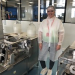 Pracovníci laboratoře (i návštěvníci jako já) jsou komplet v ochranném oděvu, včetně pokrývky hlavy a ochranných brýlí.