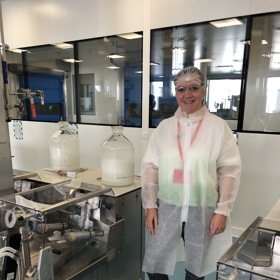 Pracovníci laboratoře (i návštěvníci jako já) jsou komplet v ochranném oděvu, včetně pokrývky hlavy a ochranných brýlí.