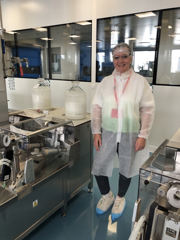 Pracovníci laboratoře (i návštěvníci jako já) jsou komplet v ochranném oděvu, včetně pokrývky hlavy a ochranných brýlí.