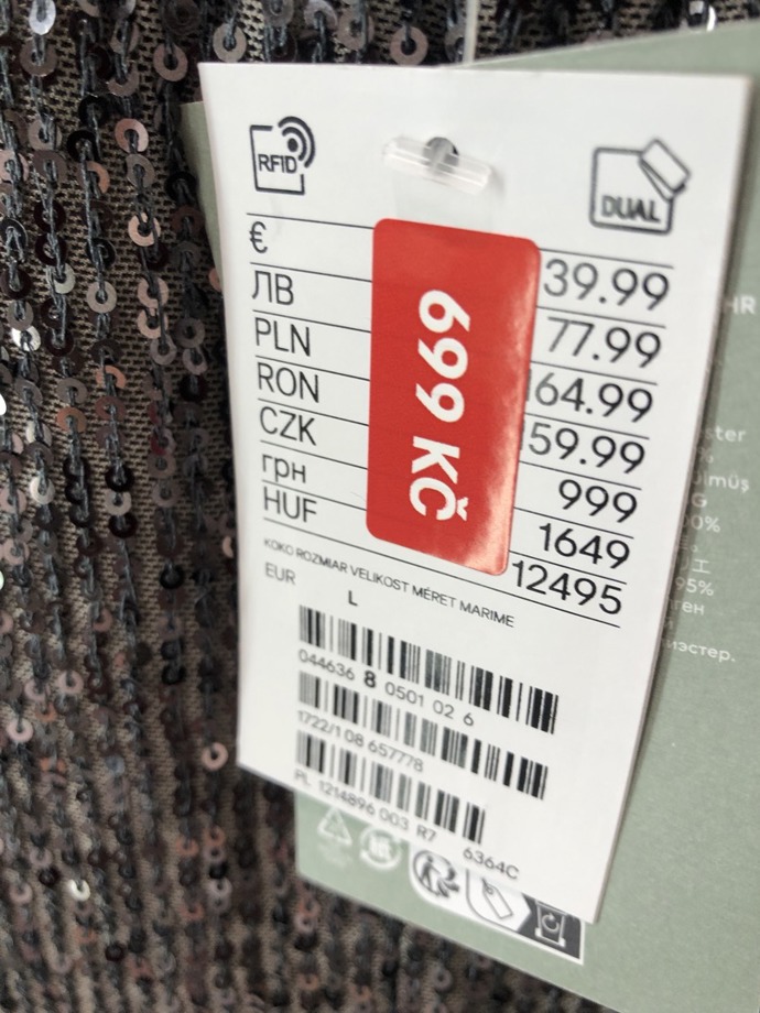 Kalhoty jsou zlevněné z 999 Kč na 699 Kč. 