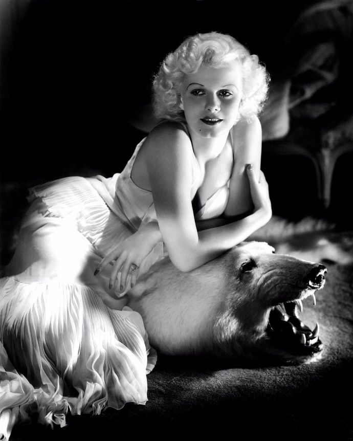 Jean Harlow zemřela v pouhých šestadvaceti letech. Příčinou úmrtí byla infekce dýchacích cest a selhání ledvin. Jak k tomu mohlo dojít u tak mladého člověka? Oficiální verze hovoří o chřipce, spálení od slunce a problémy se zuby. Jiná tvrdí, že se pomalu zabíjela toxickou směsí, do níž si namáčela vlasy, aby se z ní stala platinová blondýna.