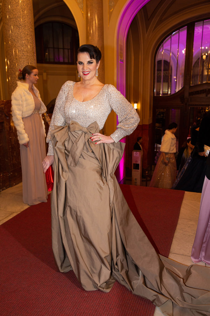 Operní diva Pavlína Senić se na Česko-Slovenském plesu v roce 2023 ukázala ve flitrovaném topu a výrazné hnědé sukni s mašlí.