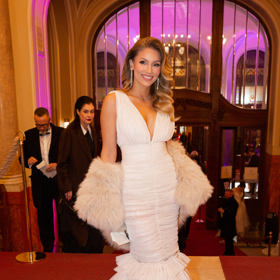 Karolína Mališová oblékla v roce 2023 okouzlující róbu od Jakuba Ponera, kterou doplnila luxusním kožíškem.