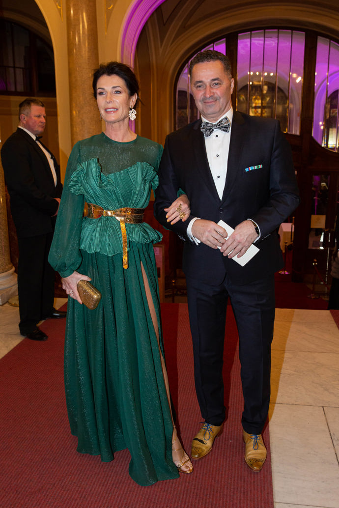 Herce Martina Dejdara na Česko-Slovenském plesu v roce 2023 zdobila manželka Daniela v zelených šatech.