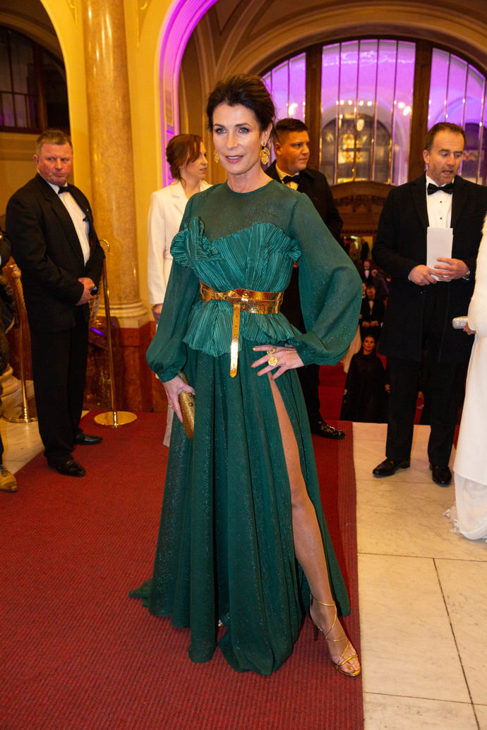 Daniela Dejdarová šaty přepásala zlatým páskem. 