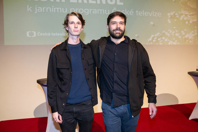 Vojtěch Hrabák s kolegou Ondřejem Kokorským ze seriálu Dobré ráno, Brno! na tiskové konferenci České televize.