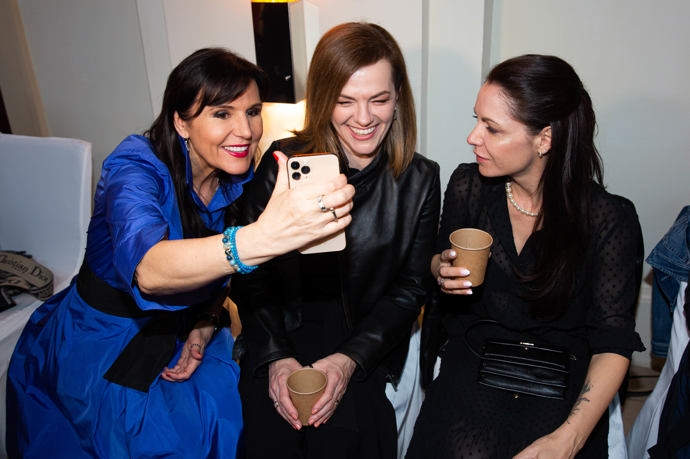 Bývalá i současná žena Petra Jandy drží při sobě. Zleva: Martina Jandová, Marta Jandová, Alice Jandová.