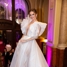 Andrea Verešová vynesla na Česko-Slovenský ples 2023 model připomínající bílou mlhovinu.