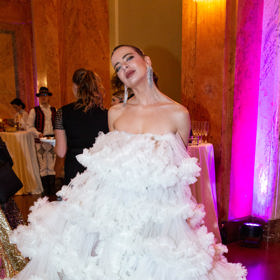 Módní návrhářka Debbie Brown se na Česko-Slovenském plesu 2023 předvedla v extravagantní bílé róbě.