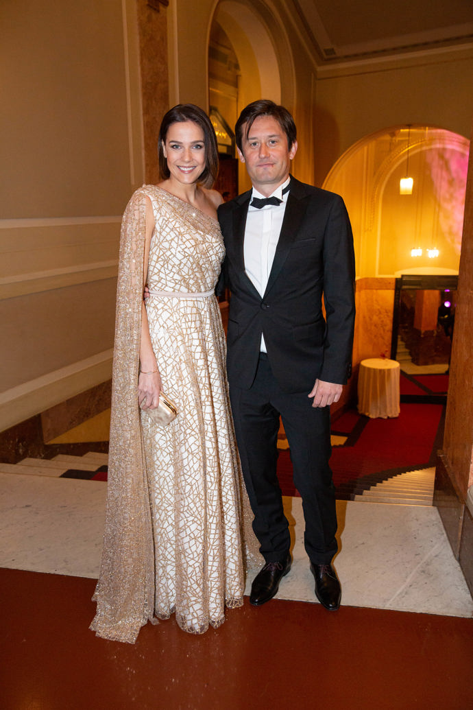 Fotbalista Tomáš Rosický se svou manželkou Radkou, která vynesla na Česko-Slovenský ples 2023 okouzlující zlatou róbu.