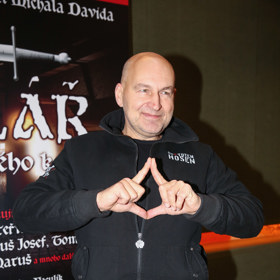Frontman kapely Tři sestry se netají tím, že z kdysi přísného otce se stal v pozdějším věku spíš laskavý táta a dědeček.