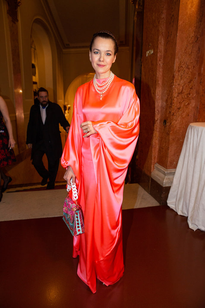 Manželka miliardáře Karla Janečka, Lilia Khousnoutdinova, okouzlila na Česko-Slovenském plesu 2023 v rudém saténovém modelu, s perlovým náhrdelníkem a extravagantní kabelkou.