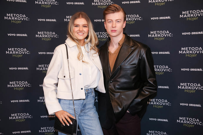 Půvabná Natálie neodolala trendy džínám do pasu a krátké bundičce s límečkem, zpěvák a herec sladil retro top s barvou vlasů a vsadil na nesmrtelný vintage kousek, nadčasové kožené sako.