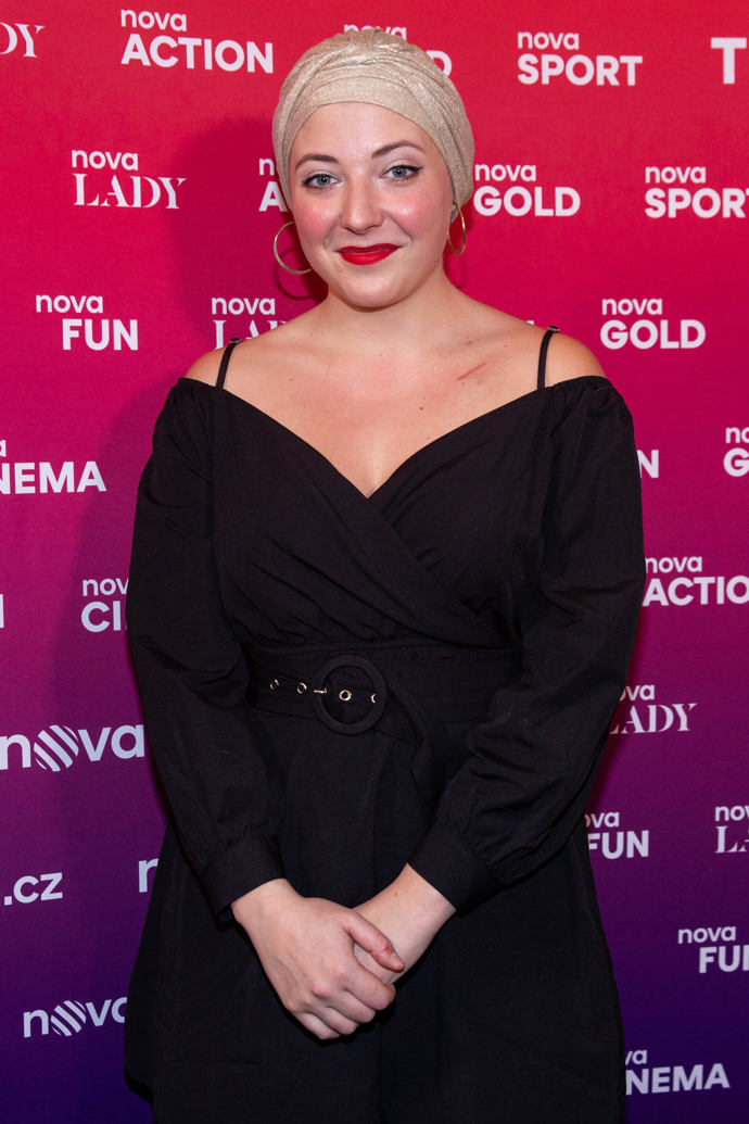 Anička Slováčková ve zlatém turbanu.