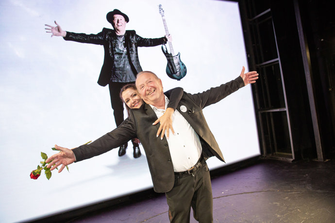 Podle písní Olympiku vznikl muzikál Okno mé lásky, na který rocker s oblibou chodí - i se svou ženou Alicí.