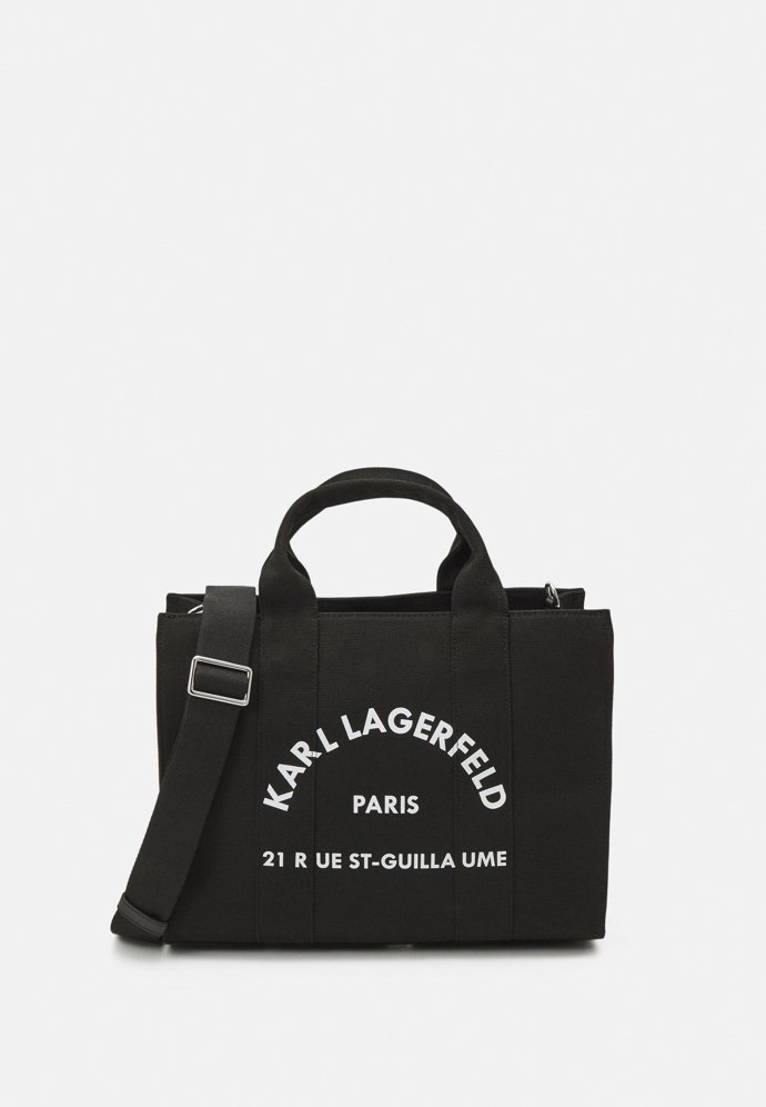 Tote bag v podání labelu Karl Lagerfeld. (3 650 Kč)