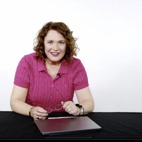 Laura Janáčková má na Lifee.cz vlastní pořad Laura a její odpovědi, kde odpovídá na dotazy čtenářů z oblasti vztahů a sexu.