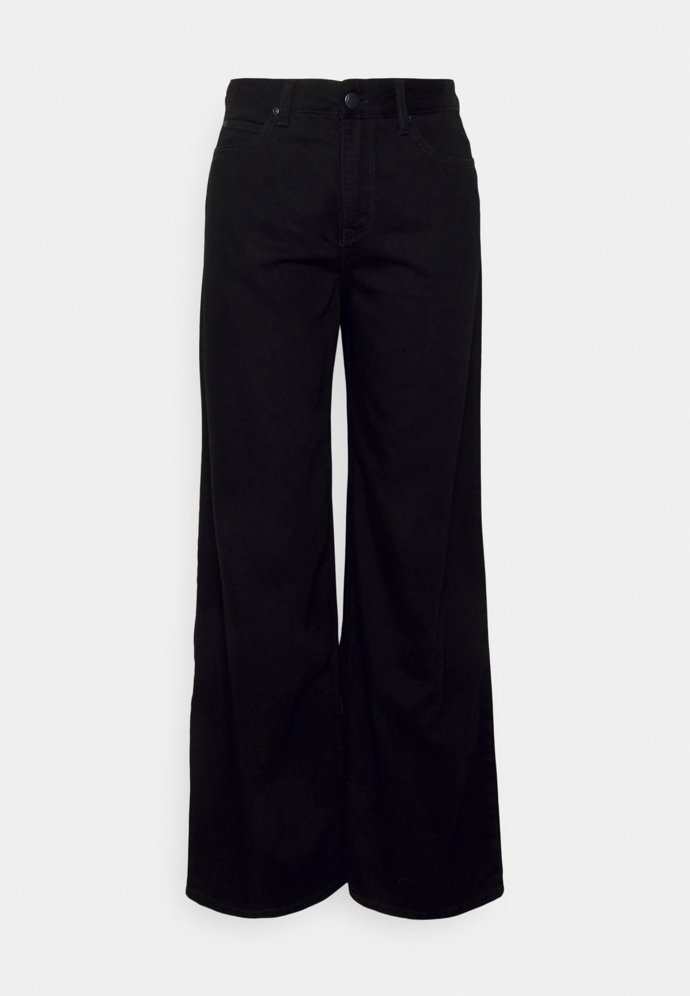 Černé džíny s širokými nohavicemi patří k jasným trendům současných dnů. Skvěle sedí a výborně se kombinují se zimními outfity. (Lee, 2 400 Kč)