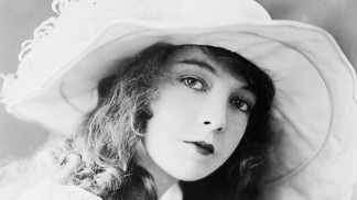 V němých filmech byla hvězdou, v mluvených nikoli. A tak i herečka Lillian Gish v 99 letech zemřela, v tichosti ve spánku