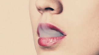 Dejte sbohem žlutým skvrnám na zubech. Pomoci může správná životospráva, méně kávy a cigaret 