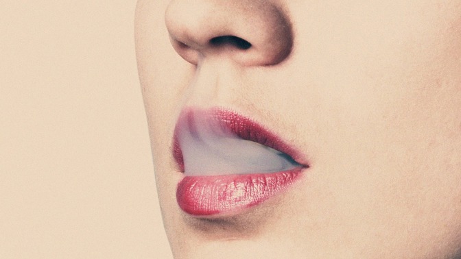 Dejte sbohem žlutým skvrnám na zubech. Pomoci může správná životospráva, méně kávy a cigaret