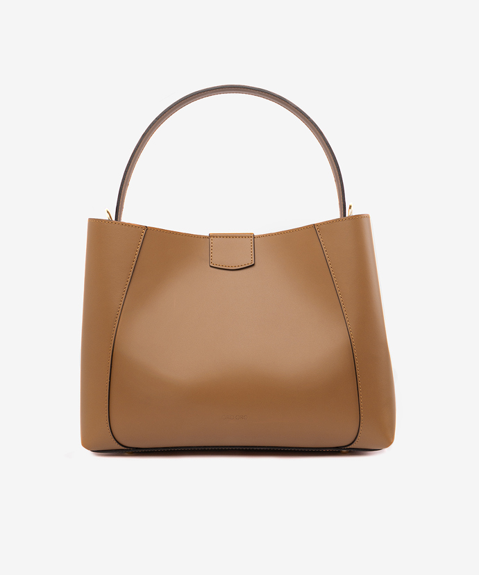 Jedno ucho k nošení přes rameno a dostatek prostoru pro všechny nezbytnosti. (Loro Oro, 3 390 Kč)