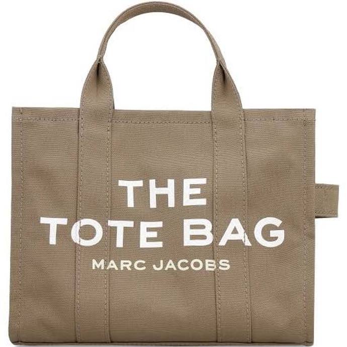 Taška na celý den v podání Marca Jacobse. Ikonický model můžete mít hned v několika velikostech a nově i v módní miniaturní verzi. Střední varianta "medium" stojí 6 590 Kč.