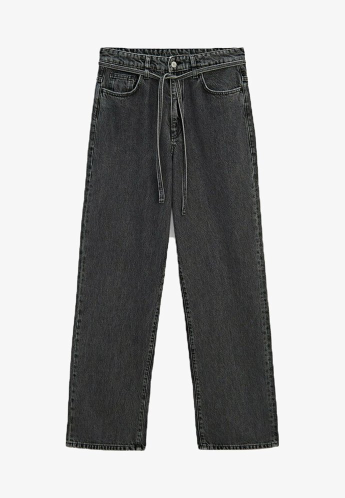 Široké, pohodlné střihy s vázacím prvkem oceníte jako volnočasové modely, poradí si ale i se složitějším elegantním stylingem. Zkuste třeba bílou košili a svetr širšího střihu s výstřihem do V. (Massimo Dutti, 1 895 Kč)