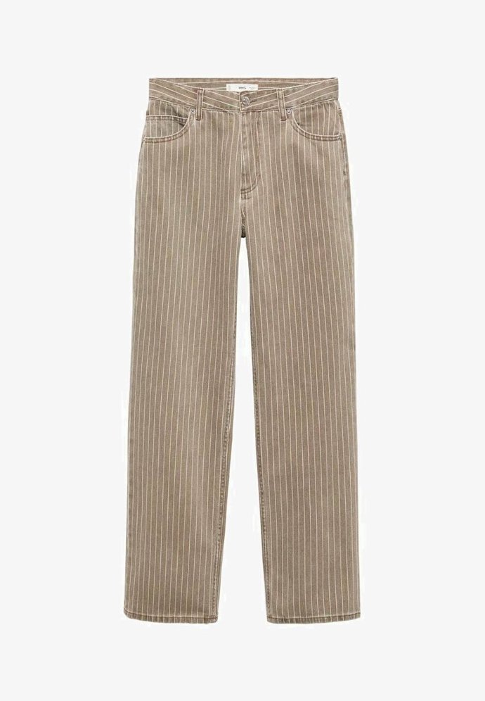 Ani neutrální odstíny nejsou džínovině zapovězeny. Vertikální členění pomáhá s optickým efektem prodlužování a zeštíhlení. (Mango, 899 Kč)