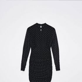 Šaty se svislým průstřihem v dekoltu, Mohito, 899 Kč.