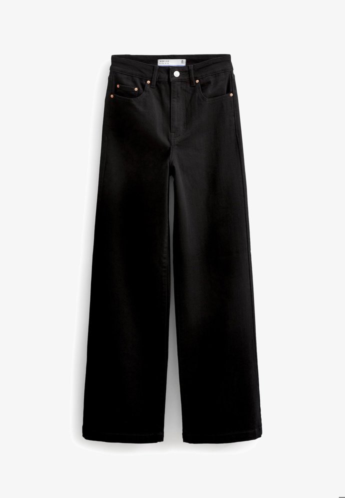 Široké džíny v elegantní černé variantě. (Next, 1 599 Kč)