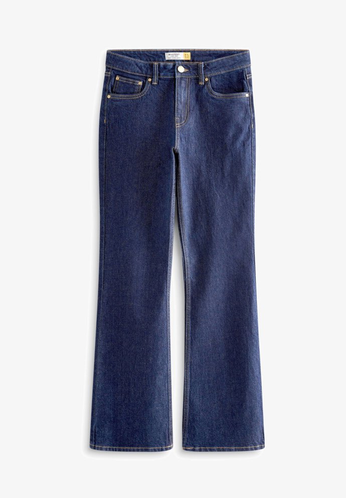 Pohodlné džíny střihu straight fit s volnějšími nohavicemi rovného tvaru. (Next, 1 320 Kč)