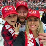 Oštěpařka Nikola Ogrodníková se svým partnerem, hokejistou Petrem Vránou a jeho synem Leem.