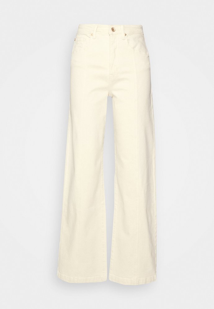 Světlé, krémové provedení trendy širokých džín je vhodné pro milovnice minimalistických outfitů tón v tónu. (Only, 1 200 Kč)