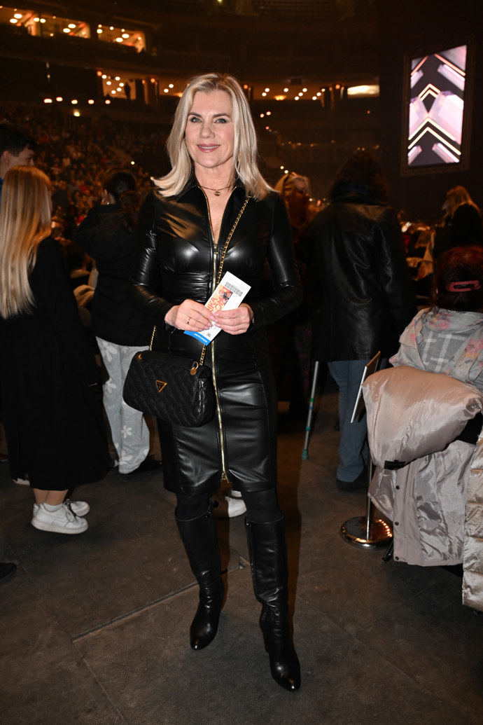 Také zpěvačka Leona Machálková nazula černé kozačky k černým šatům z koženky.