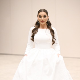 Další z trendů nadcházející svatební sezony. Strohý a asketický minimalismus v podání absence výstřihu a klasických dlouhých rukávů.