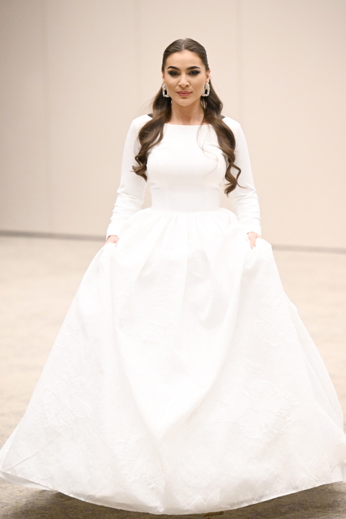 Další z trendů nadcházející svatební sezony. Strohý a asketický minimalismus v podání absence výstřihu a klasických dlouhých rukávů.