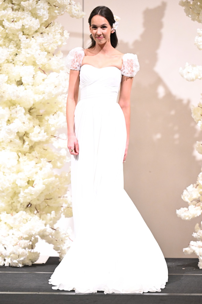 Svatební trendy roku 2024 v podání salonu Adina předváděla i herečka Michaela Tomešová. Hitem budou například šaty s elegantní siluetou korzetového živůtku, řasených rukávků a přiléhavé sukně s rozšířením od kolen.