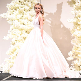 Na přehlídce debutovala v roli modelky i sestra Agáty Hanychové Kordula Stropnická. Jeden z jejích modelů představil minimalisticky zdobené klasické šaty s hlubokým dekoltem a odhalenými pažemi i zády.