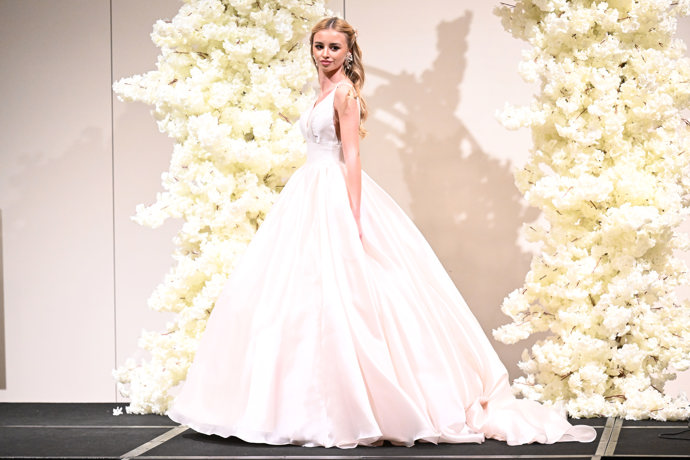 Na přehlídce debutovala v roli modelky i sestra Agáty Hanychové Kordula Stropnická. Jeden z jejích modelů představil minimalisticky zdobené klasické šaty s hlubokým dekoltem a odhalenými pažemi i zády.