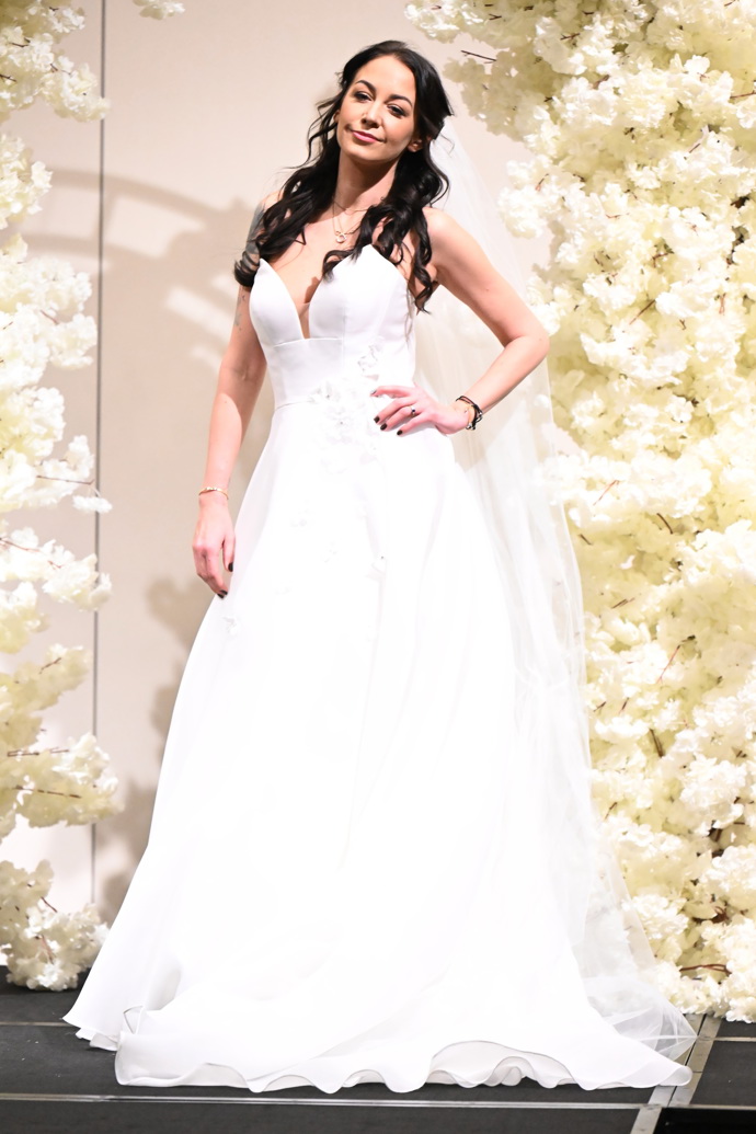 Starší sestra Korduly, ostřílená matadorka módních mol, Agáta Hanychová předvedla mimo jiné i šaty, ve kterých se před pár týdny sama vdala.