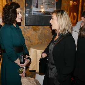 Lucie Štěpánková se dala do řeči s několika přáteli. 