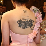 Celeste Buckingham měla brát svá tetování v úvahu i v případě plesové róby. V současné době také existují make-up triky, kterými je možné tetování na večer zcela zakrýt. 