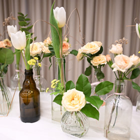 Živé květy a jejich slavnostní vazby ke každé svatbě také neodmyslitelně patří. Hitem ale není megalomanie, naopak, sílí cit pro střídmá a jednoduchá aranžmá.