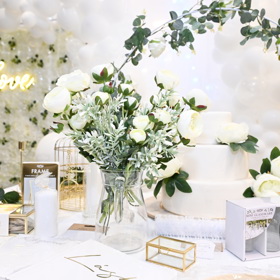 Květinová výzdoba i drobné dekorace. Trendy sází na udržitelnost, nemusíte tak přehlížet kov, recyklovaný papír nebo umělé květiny.