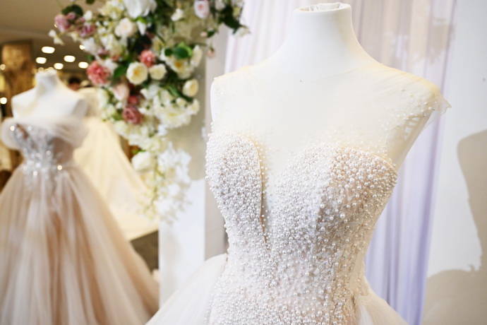 Plošné aplikace z umělých perel, korálků, štrasu, krajek i textilních prvků. V propojení s tylem působí étericky a slavnostně.