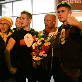 Psychopat Bejr se zdraví se svými fanoušky.