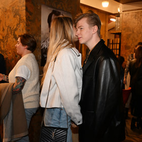 Adam Mišík a Natálie Jirásková si něco šeptali.