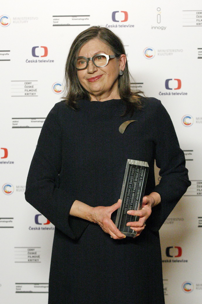 Kovový lesk nápadných obrouček doplnil hereččinu jednoduchou róbu z předávání Cen české filmové kritiky z roku 2018.