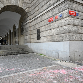 Studenti uklízeli svíčky na Palachově náměstí.